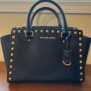 ✨💙Michael Kors Navy Saffiano Leather Satchel w/Gold Studs and crossbody strap💙✨